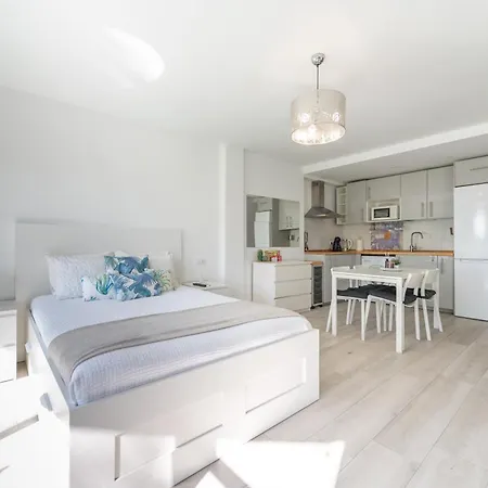 아파트 Moderno Estudio Y Piscina A 50 Metros De La Playa 마르베야